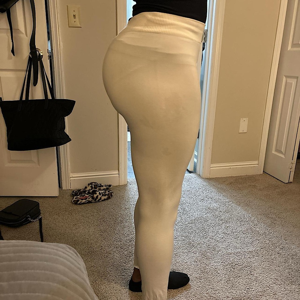 Cream/white high-waisted leggings